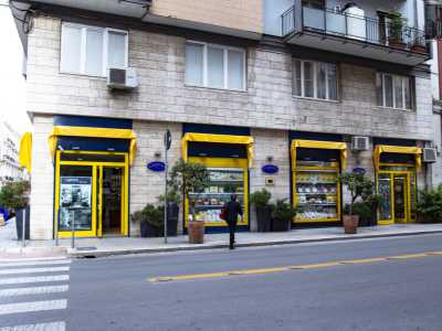 Salutiamo la famiglia Sifanno e ci spostiamo nel quartiere Madonnella, in via De Giosa. Qui l�angolo con via Celentano � occupato dalle cinque vetrine gialle della bottega di dolciumi �Caputo�, inaugurata 67 anni fa